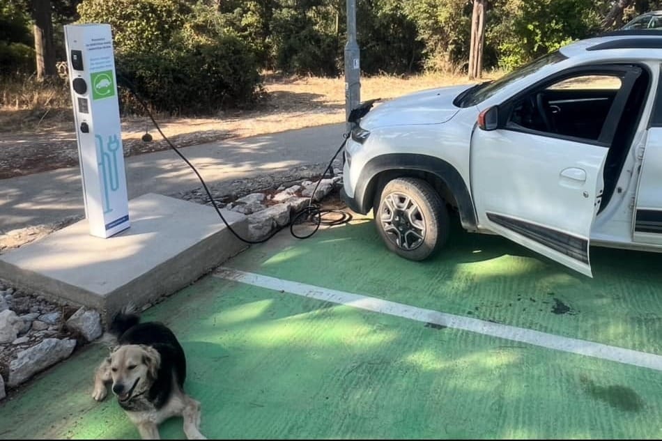 Na Hvaru postavljena punionica za električna vozila - besplatna uz jedan uvjet