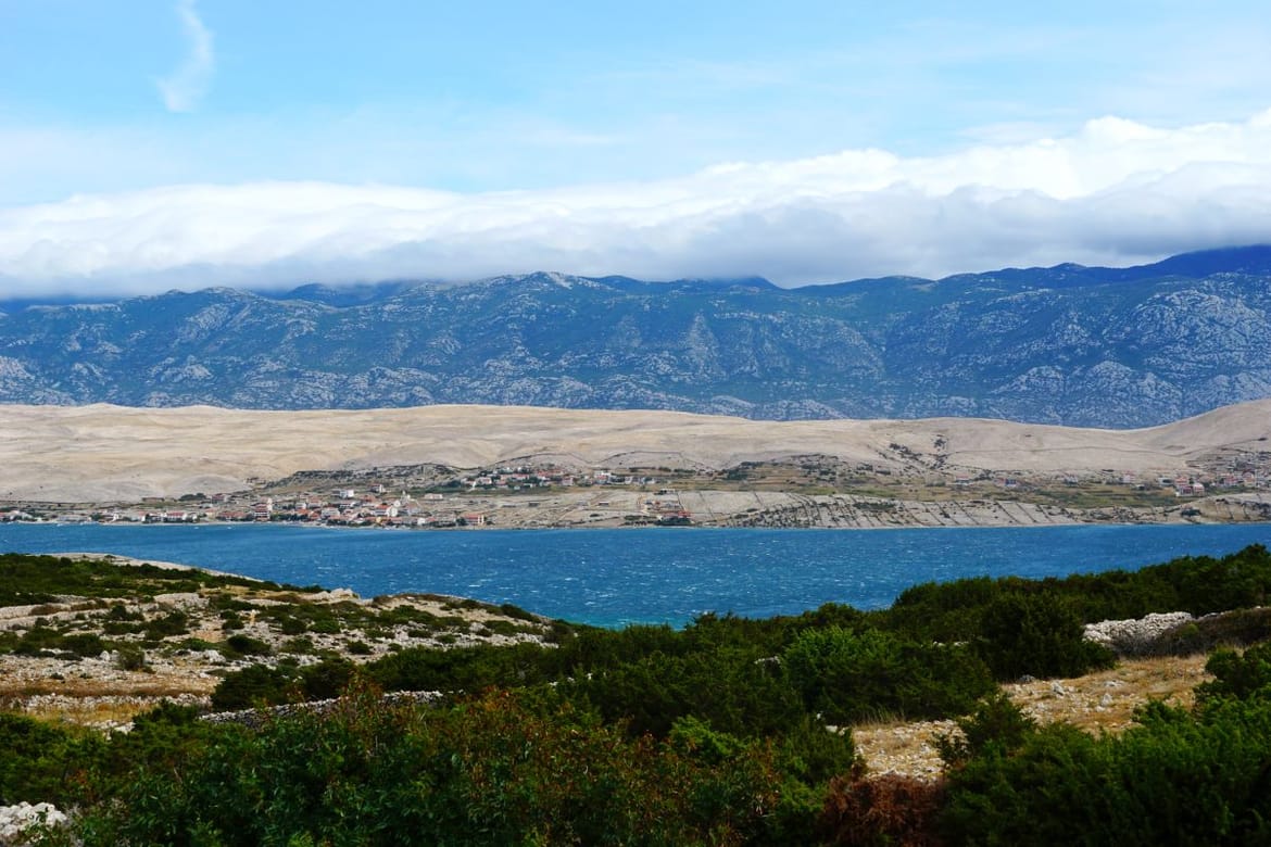 Na Jadranu hladno, uz jaku i na udare olujnu buru