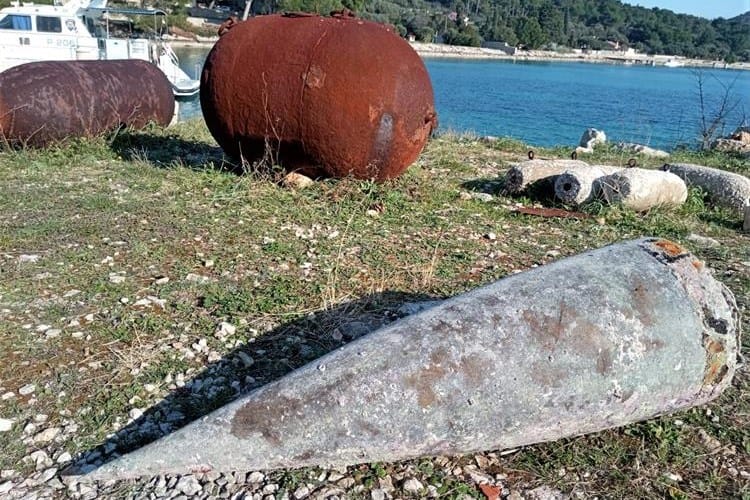 Iz mora kod Malog Lošinja izvađeno nekoliko bombi zaostalih iz Drugog svjetskog rata