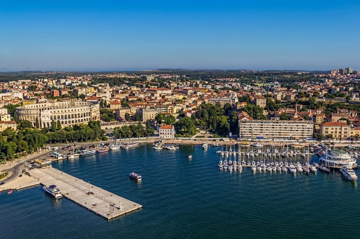 Sunčano uz prevladavajuću buru na sjevernom Jadranu, na jugu oblačnije uz jugo