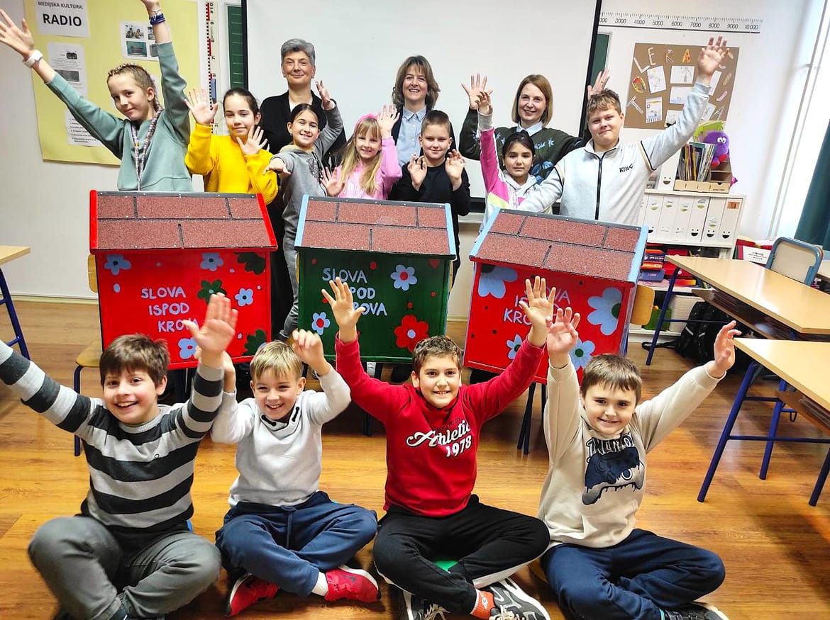 Bakarski osnovnoškolci postavljaju mini drvene knjižnice