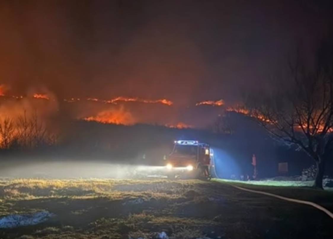Veliki požar podno Učke gasi četiri kanadera, 38 vozila i preko 120 vatrogasaca!