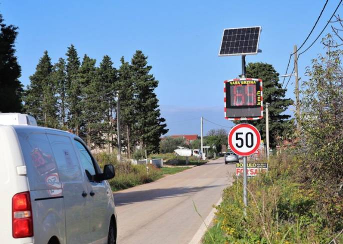Na Ugljanu prvo propucali pa ukrali pokazivač brzine