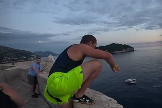 NEMOJTE OVO POKUŠAVATI Tip je skočio u more s dubrovačkih zidina!