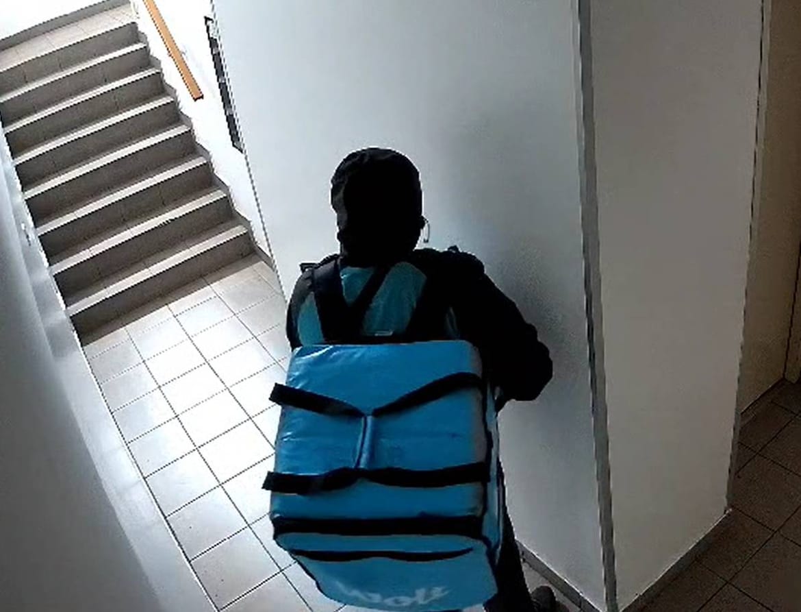 Nadzorna kamera snimila dostavljača koji urinira u zadarskoj zgradi