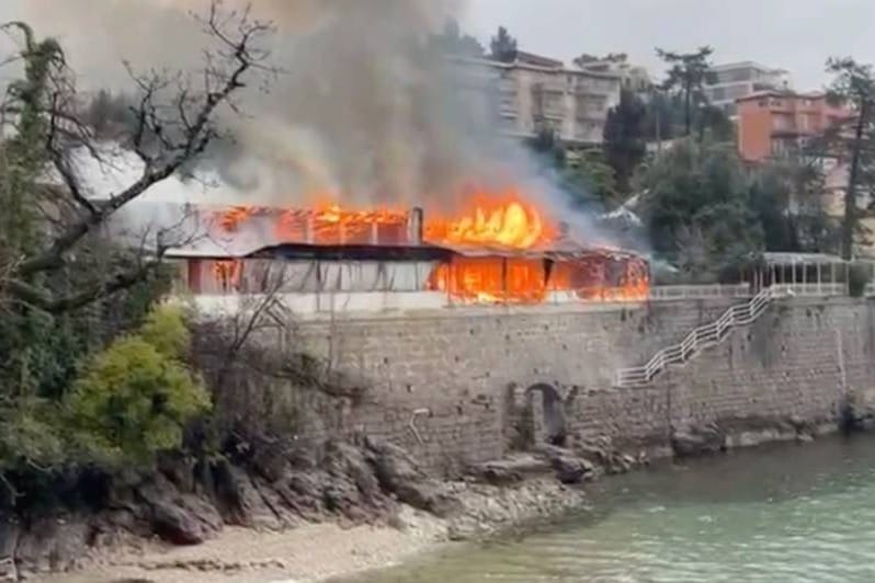 Gorio bivši restoran uz more u Voloskom