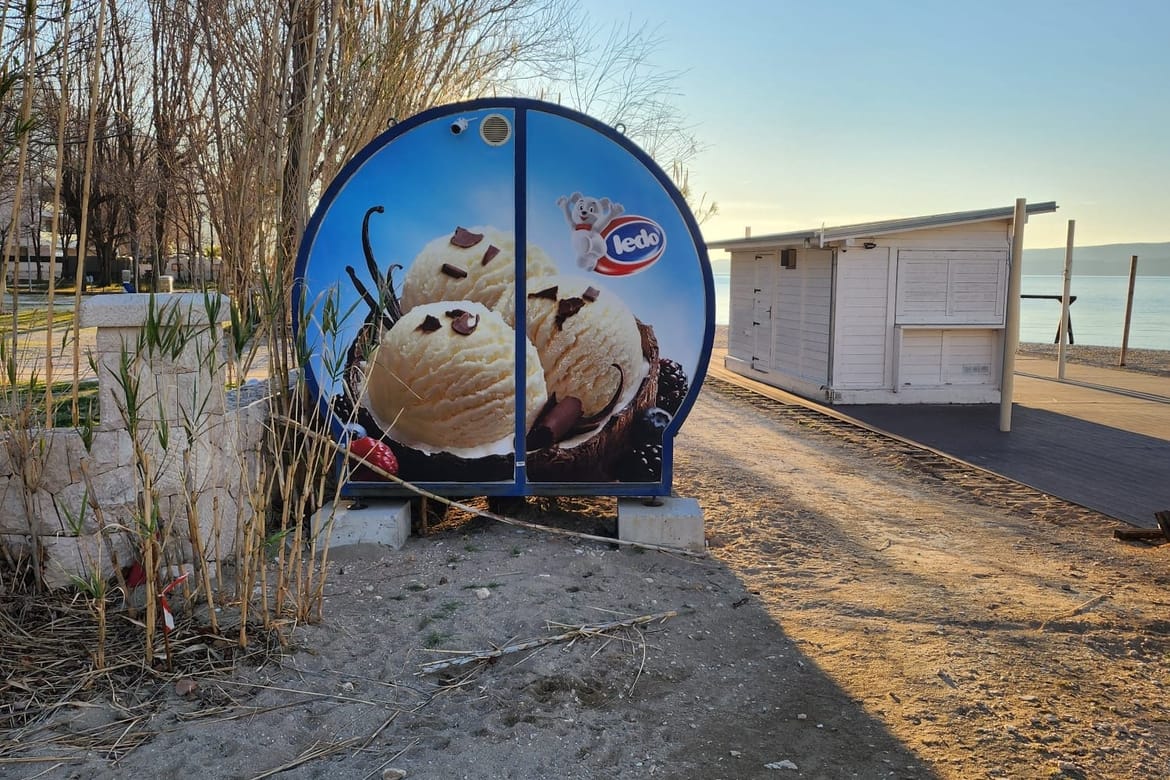 SLUČAJ 'SLADOLED' Pročelnik sve negira: "Šetnica u Dućama ne zaobilazi kućicu za sladoled, ona će biti izmještena"