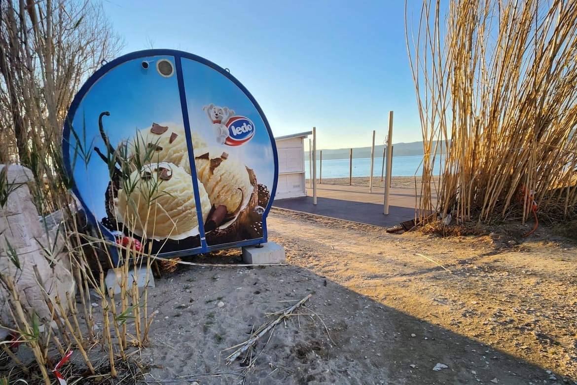 JER SLADOLED JE VRLO BITAN Ravna li se trasa šetnice u Dućama prema kućici za sladoled lokalnog moćnika? Pročelnik energično tvrdi: "Ne, nije!"