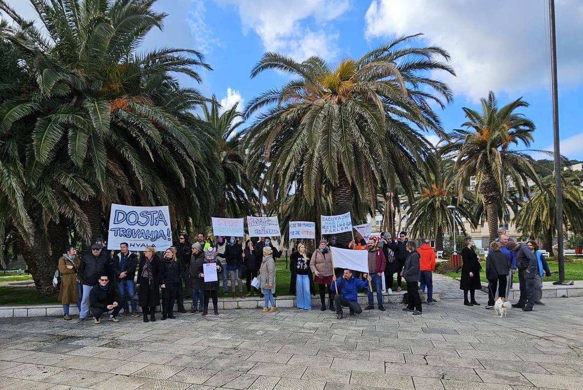 VIDEO Višani ustali protiv zagađenja svog otoka: "Dosta trovanja!"