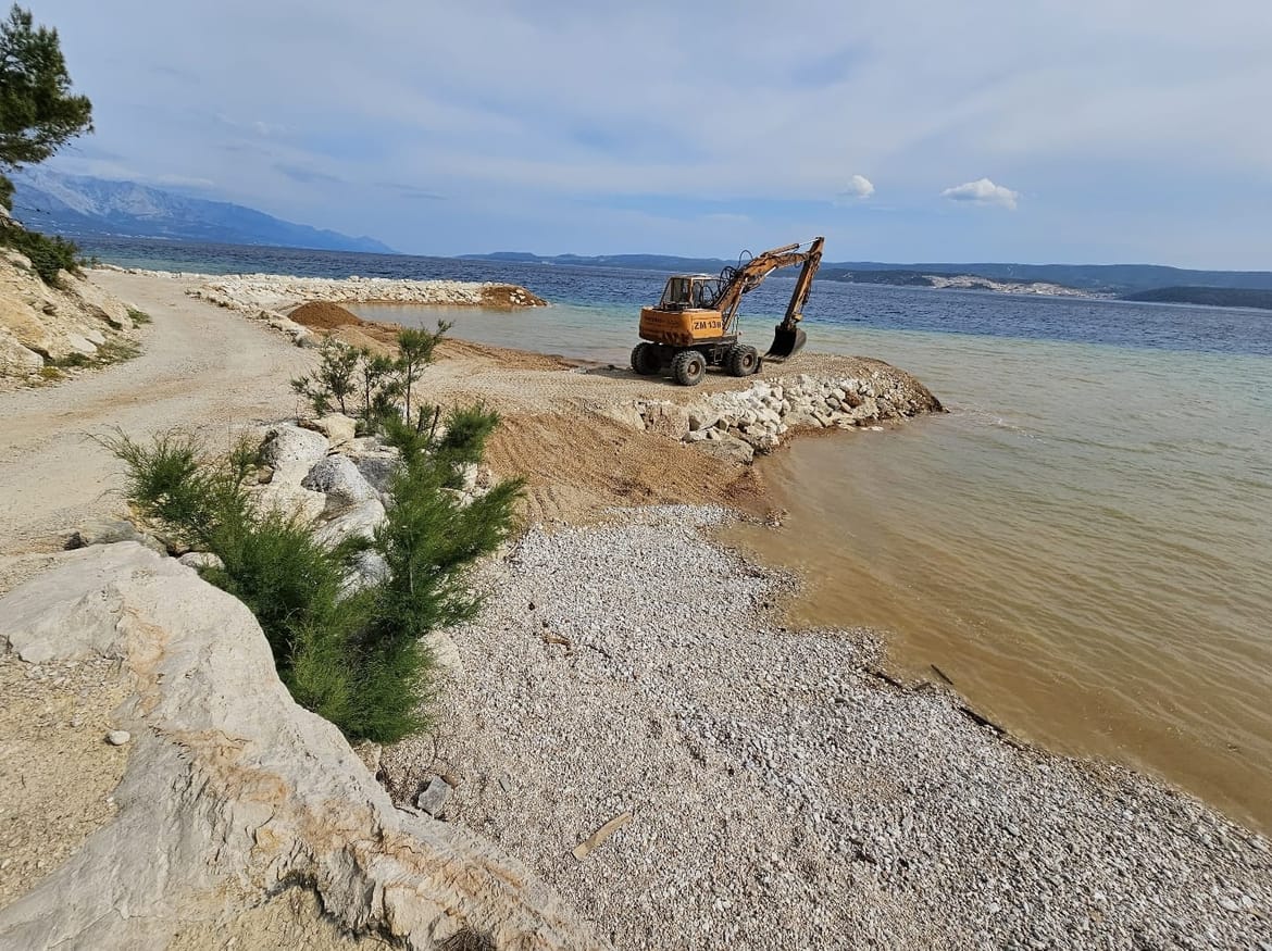 "Netko vas debelo laže!" - Kako je moguće da Grad Omiš 'ne zna' da mu bageri koje je angažirao uništavaju podmorje nasipanjem zabranjene zemlje?