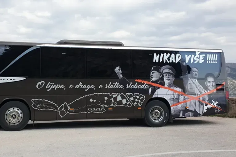 AUTOPRIJEVOZNIK S PORUKAMA Po Splitu vozi autobus s licima Hitlera, Staljina, Mussolinija i Tita - evo zašto!