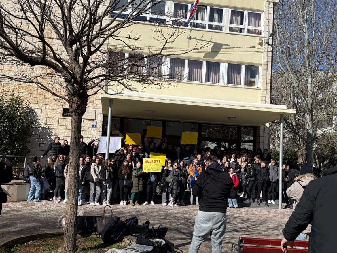 Omiški srednjoškolci bojkotirali nastavu: "Ograničena nam je sloboda kretanja!"