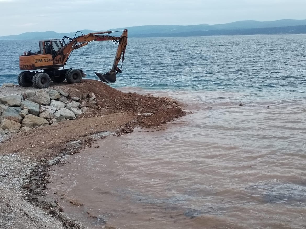 VUK SIT, ZEMLJA U MORU  Za odvratno divljaštvo na omiškom području "tip" kažnjen s 264 eura i nikom ništa!