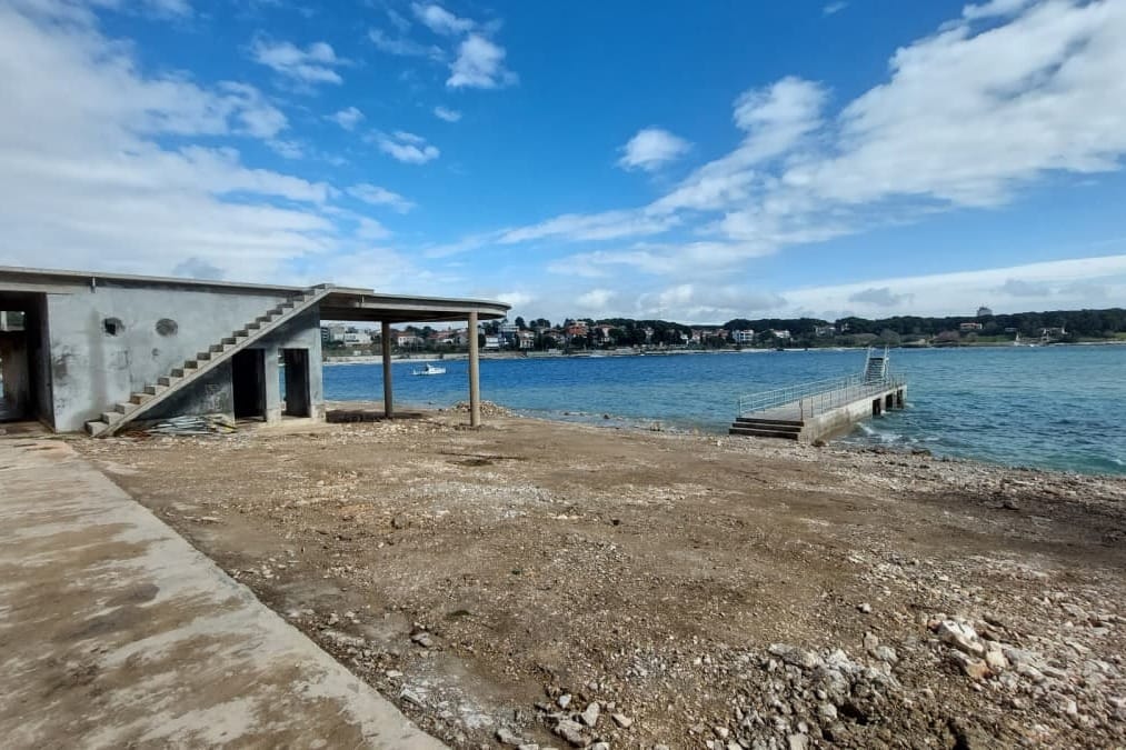 Zahuktali se radovi na pulskom kupalištu Stoja, hoće li "preživjeti" poznati murali?