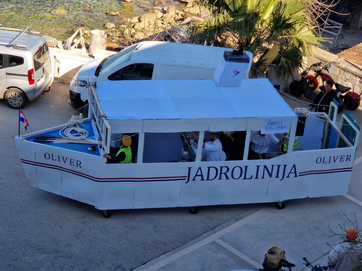 Na viškim maškarama pažnju je zaokupio jedan brod: "Dva put san umra"