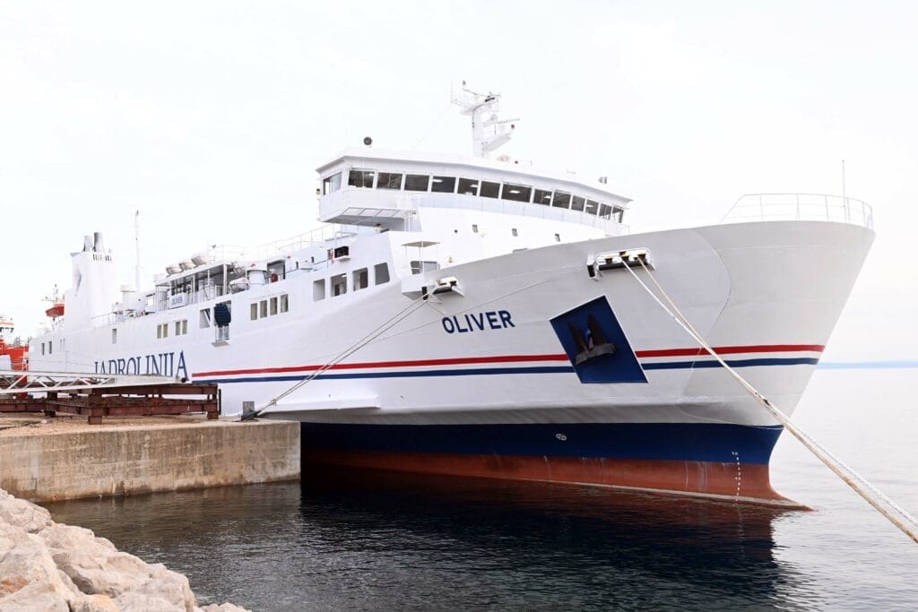 Lastovci se žale na "nepodnošljivu buku", nakon što im je trajekt Oliver prvi put uplovio u luku Ubli