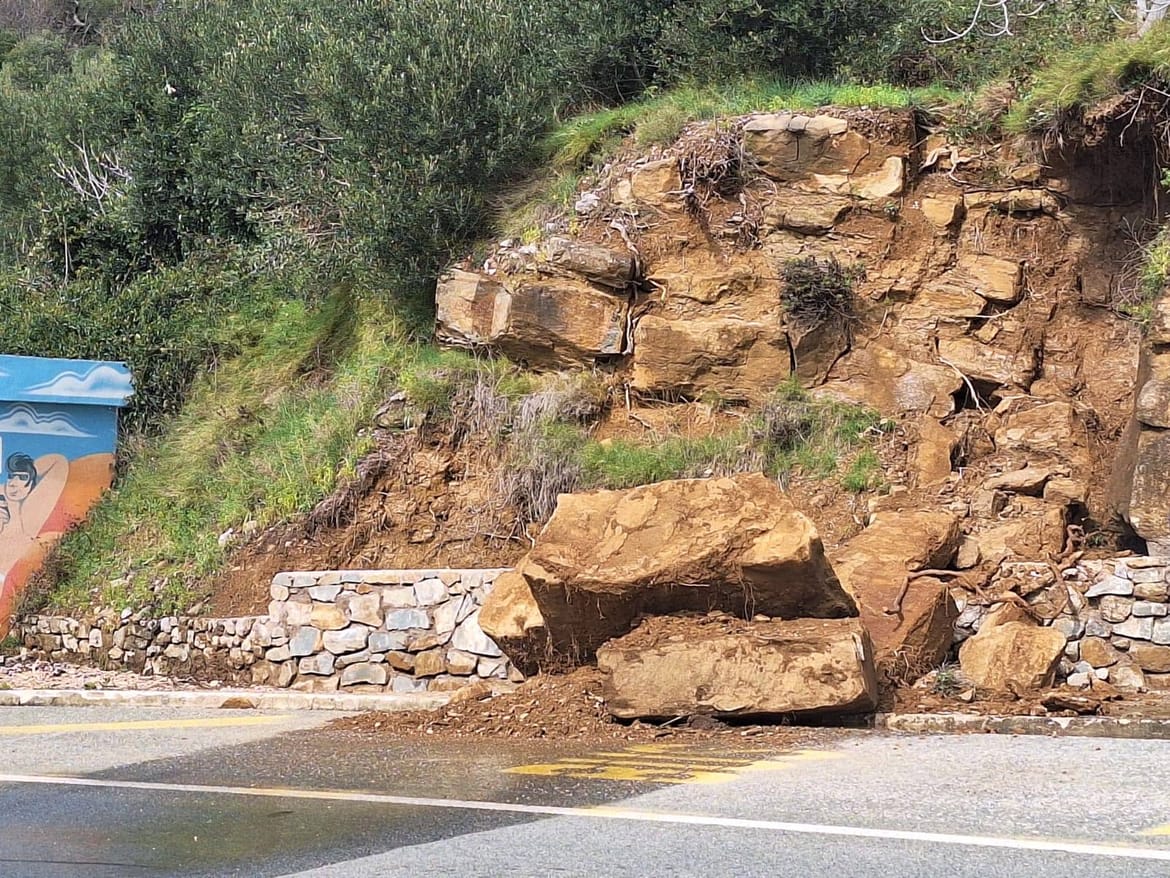 Odron na autobusnu stanicu u Podgori: "Tu dica čekaju autobus, a sve se dogodilo nakon što su cestari zidalI ovaj zidić"