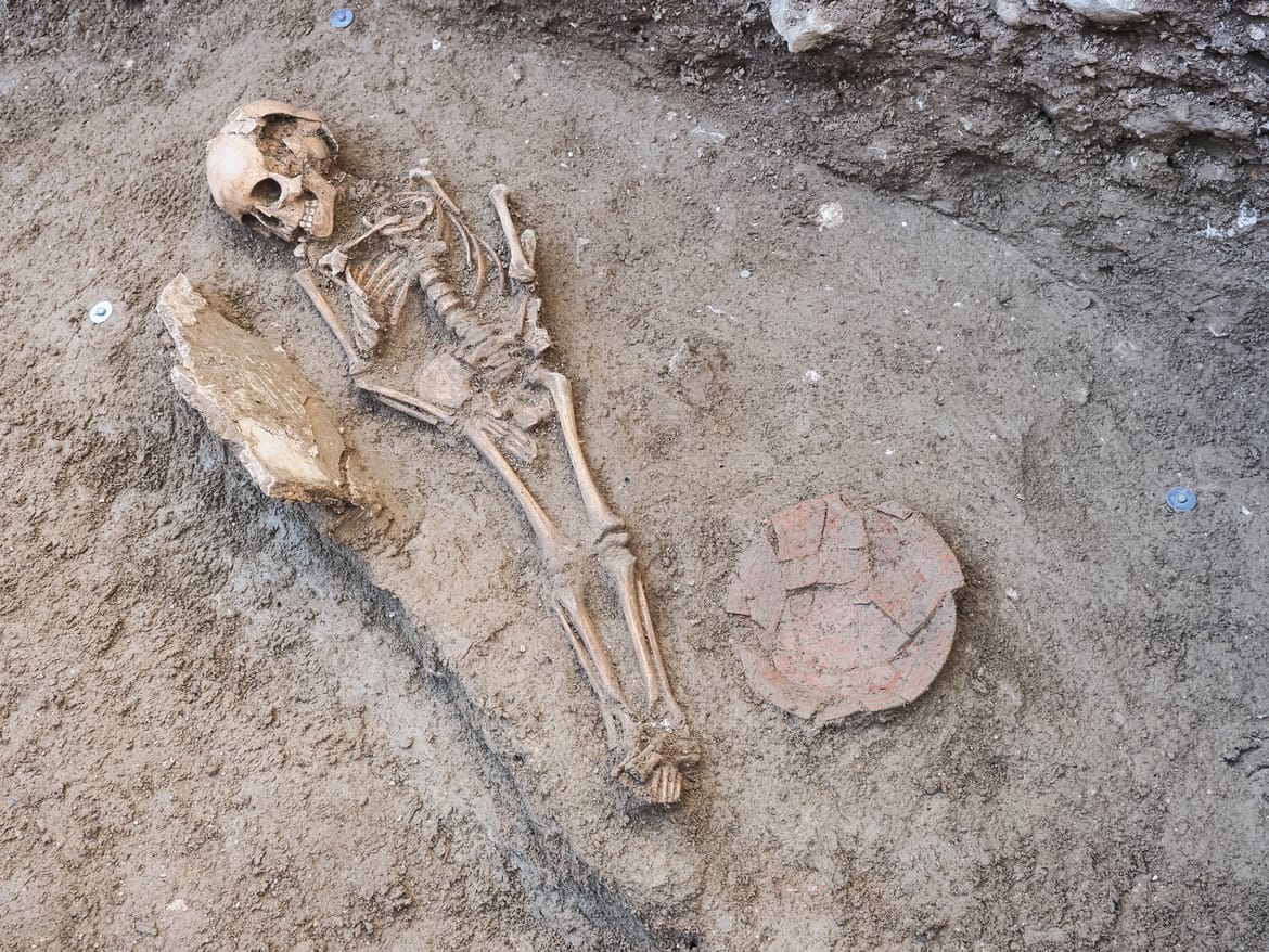 ANTIČKI DJEČJI GROBOVI Vrt palače Radošević u centru Hvara otkrio nove tajne!