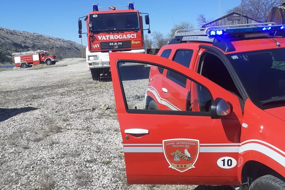 U Omišlju izgorjela kuća, krov se  urušio dok je vlasnik bio u prizemlju