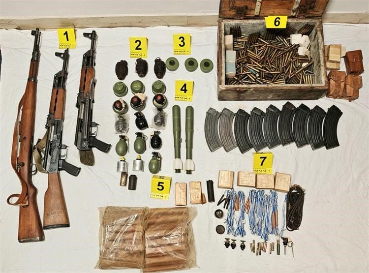 Starijem Hvaraninu u Starom Gradu pronašli hrpu oružja, streljiva i eksploziva