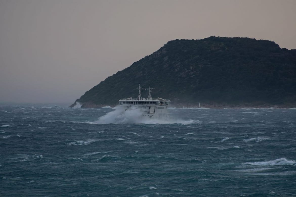Jugo privezalo trajekte, katamarane i brodove - Evo i koje linije ne plove