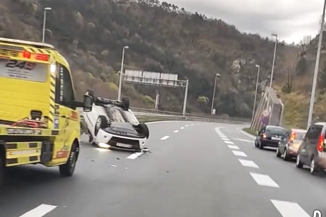 Nesreća na riječkoj obilaznici - auto završio na krovu!