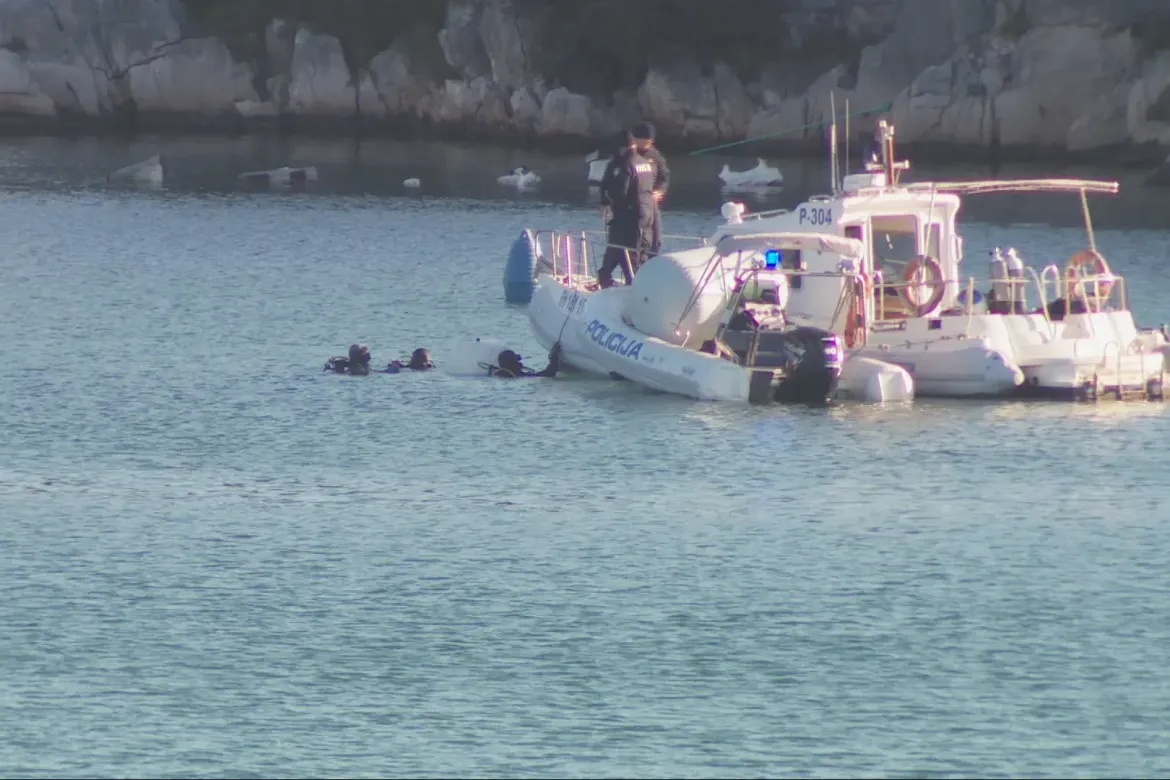 ŠIBENIK Policijski ronioci iz mora izvlače dvije još uvijek aktivne avionske bombe iz Drugog svjetskog rata