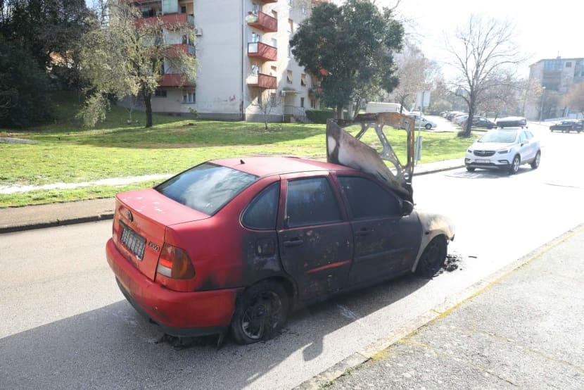 BUKTINJA U PULI: "Zavikao je da napustimo auto jer će eksplodirati"