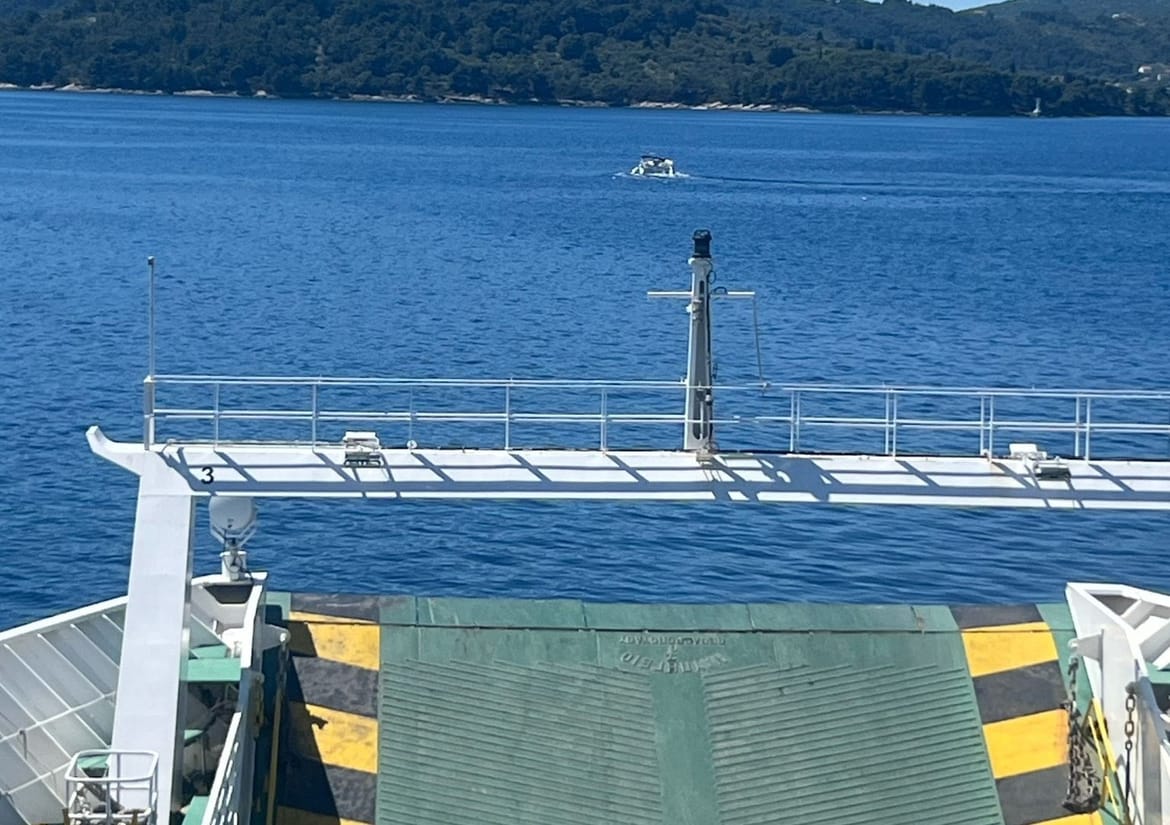 Sudarili se jedrilica i trajekt u zadarskom kanalu: "Jedrilica je skršena, jedna osoba spašena iz mora!"