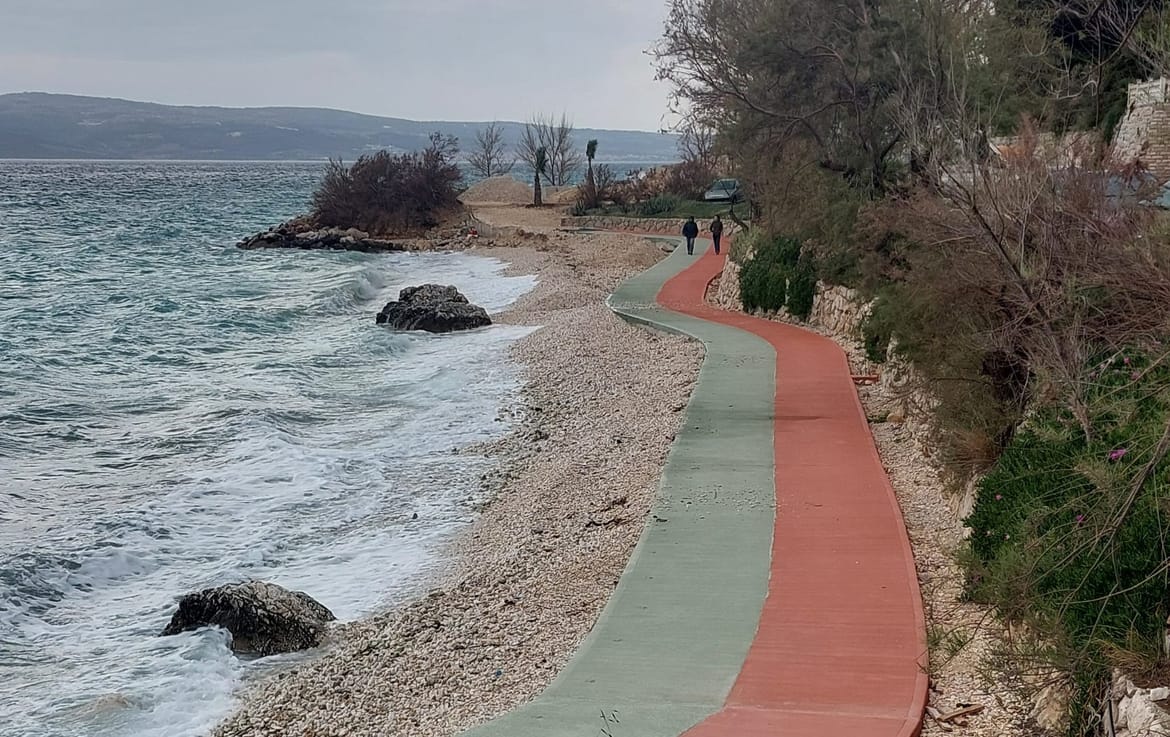 KAD NEUKOM DAŠ (O)VLAST Pogledajte kako su u Dugom Ratu uništili stoljetnu plažu: "Pa jesu li tu stazu mogli izbetonirati koji metar dalje?"