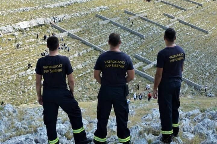 Šibenski vatrogasci osiguravali slijetanje helikoptera hitne medicinske pomoći