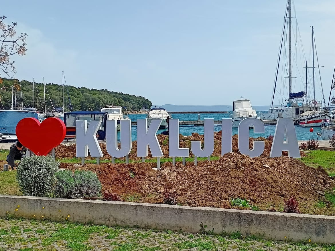 Osvježena proljetna vizura Kukljice na otoku Ugljanu