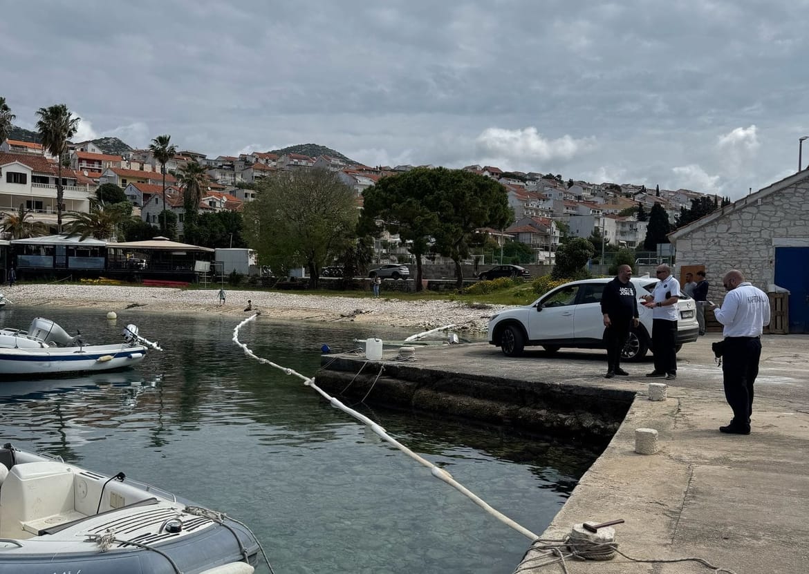 Nastavlja se intenzivno čišćenje mora na Hvaru - Održan sastanak s predstavnicima INA-e: "Tražit će se produljenje koncesije za benzinsku postaju!"