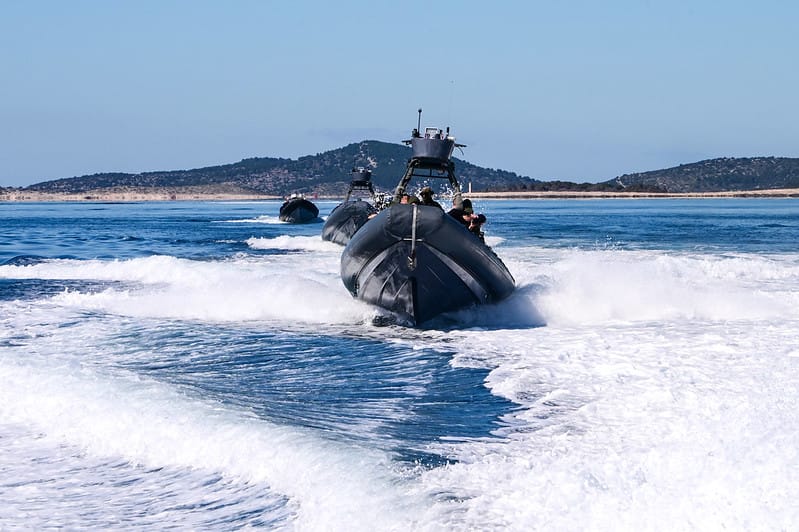 Hrvatski i američki specijalci u akciji na moru u splitskom akvatoriju izveli zahtjevne padobranske skokove