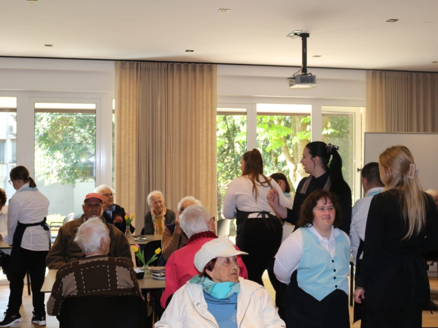 Korisnici Down Syndrom Centra Pula spremali kavu rovinjskim umirovljenicima