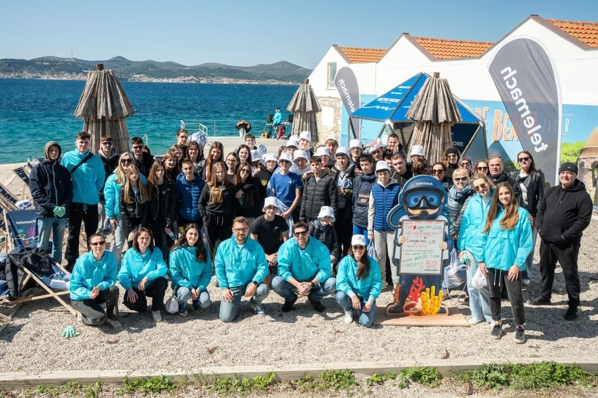 Iz mora na zadarskoj plaži Kolovare izvađena tona otpada