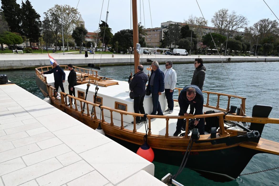 Dugootočani darovali 70 litara maslinovog ulja Zadarskoj nadbiskupiji: "Koristit će se za posvetu sakramentima, to je važno u komunikaciji s Bogom!"