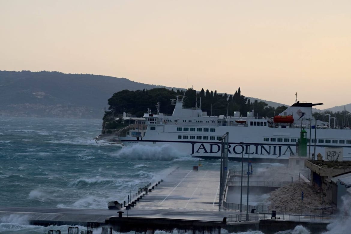Jugo i dalje ometa pomorski promet; ne plove trajekti i katamarani