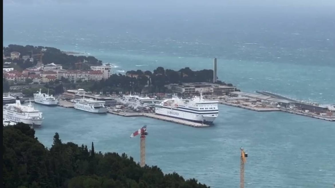 VIDEO Brodovi u splitskom portu, jugo na pučini