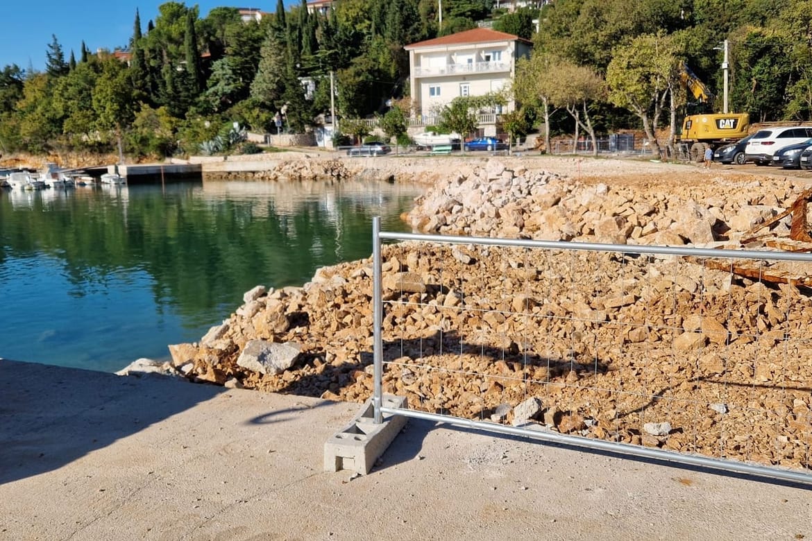 Mještani Jadranova potpisali peticiju, a Gradu te ŽLU Crikvenica poručuju : " Vratite nam spust za barke, ne uništavajte živi svijet u moru i dokažite da neće doći do velikih poplava!"