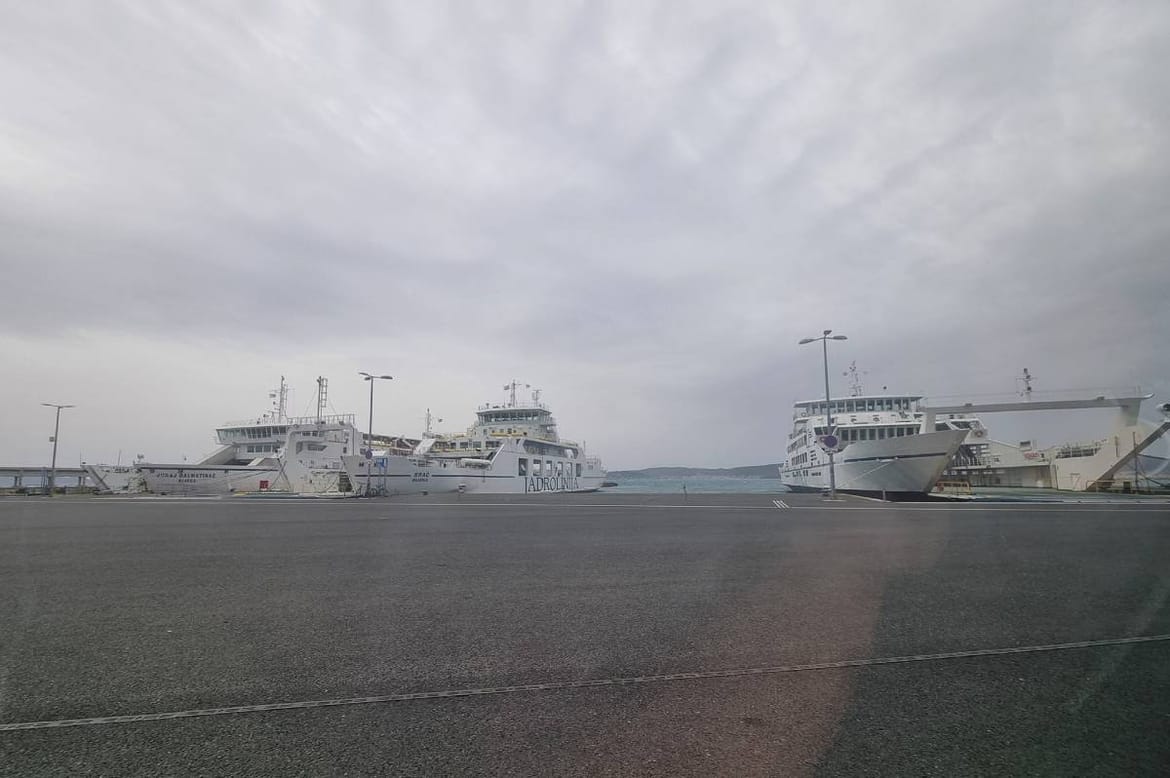 OSTALI PRIVEZANI NA KOPNU Jugo i danas blokiralo promet prema otocima - Evo koji trajekti, katamarani i brodovi ne plove