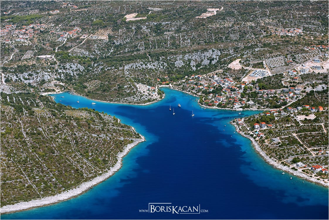 GRAĐANI U NEVJERICI  Načelnik  Marine mijenja plan: "Ogromna sidrišta, smeće i fekalije - pozdravite se s kristalno čistim morem, ne dajte našu didovinu!"