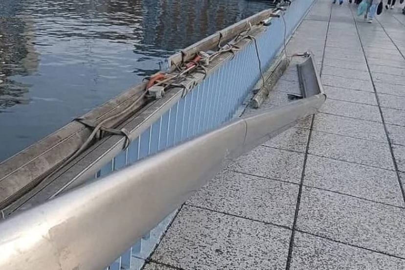 Izletnički brod se zabio u zadarski most i odvalio rukohvat