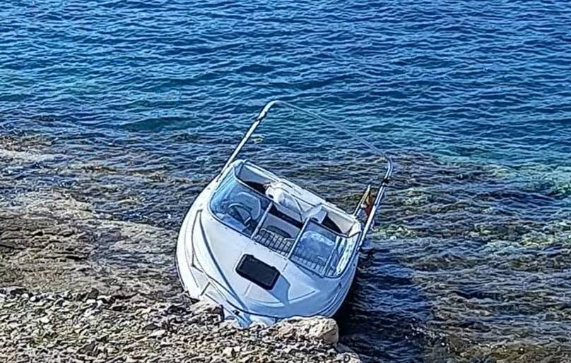 Akcija odsukavanja nasukanog glisera na Visu