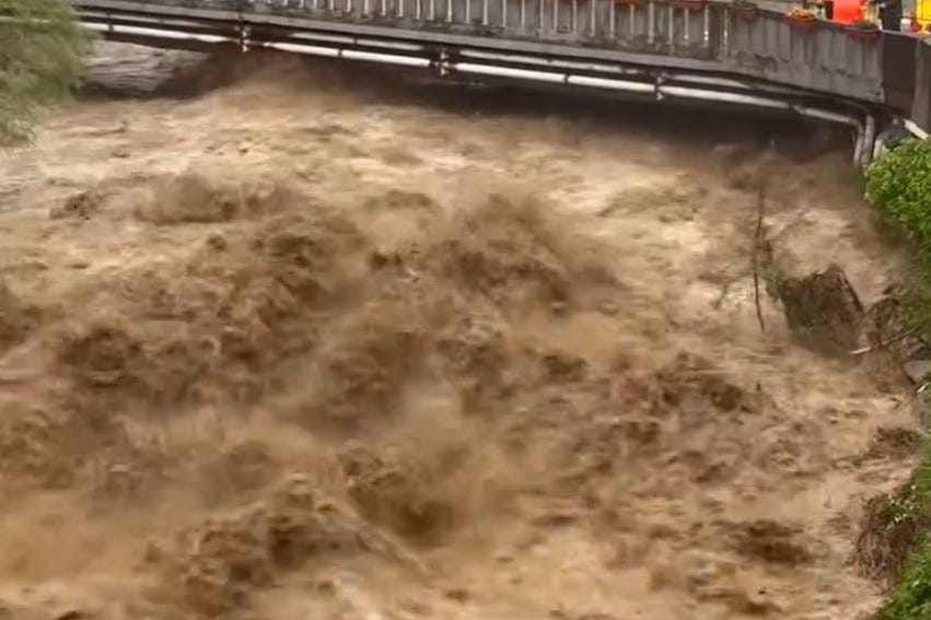 Strašne poplave kod susjeda - rijeke van korita, zatvorena čitava područja, odroni...