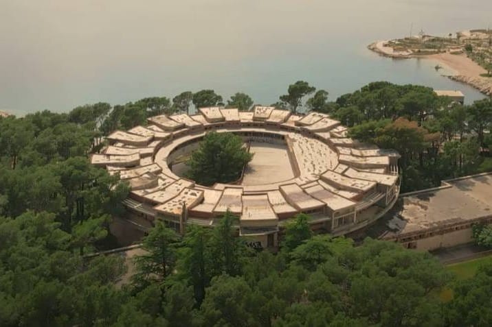 Predstavlja se dugo očekivana knjiga o legendarnoj uništenoj građevini u Krvavici - kulturnom dobru uz more