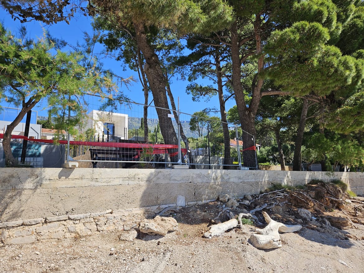 Obavijestili smo odgovorne u Bolu o potrebi postavljanja sigurnosne ograde na glavnoj šetnici - postavili su je nakon svega dvadeset minuta!