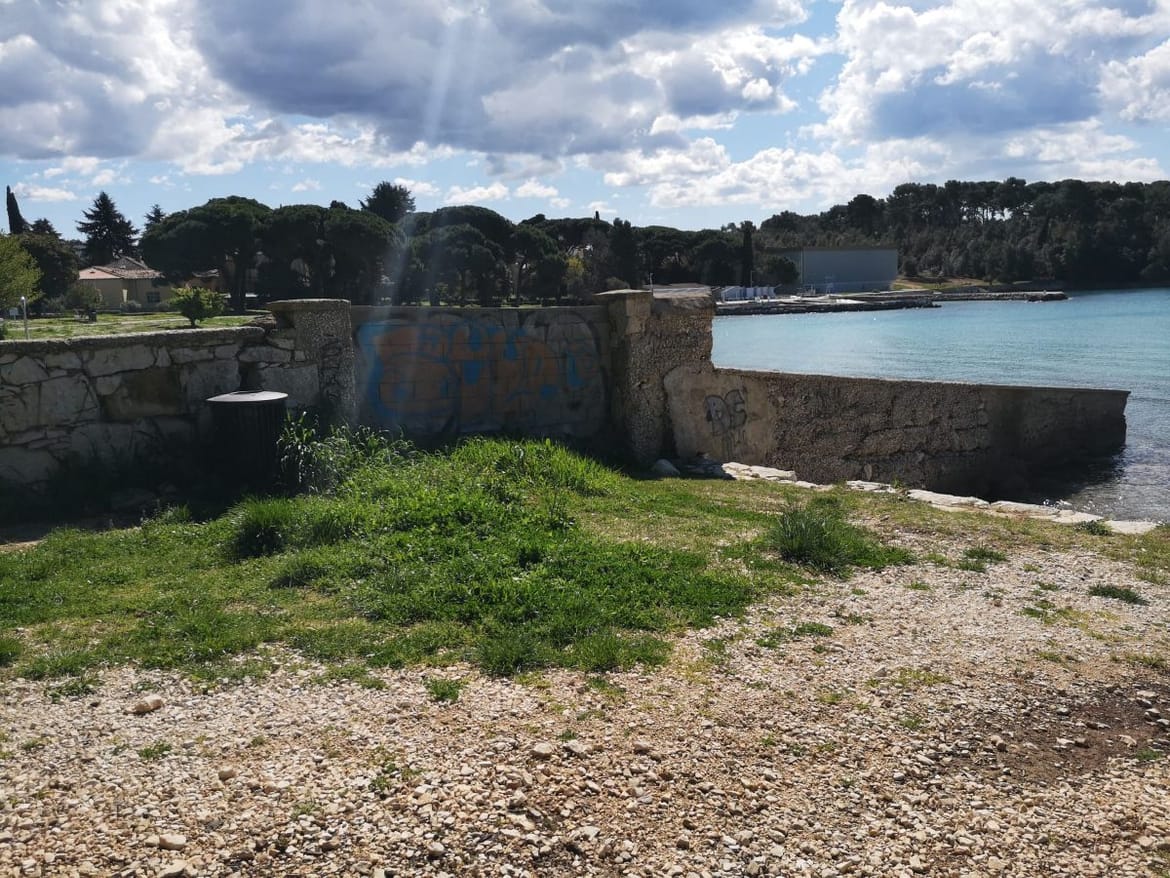 Građani uočili stari zid u moru, uz hotel - Grad Rovinj: "To nije hotelski zid, evo čiji je!"