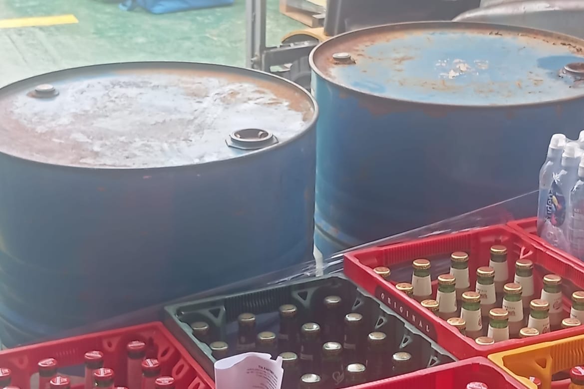 Otočanin se žali: "Gorivo u trajektu za Olib prevoze u starim bačvama pokraj hrane i pića!" Jadrolinija: "Vozilo se ulje koje ne spada u opasan teret!"