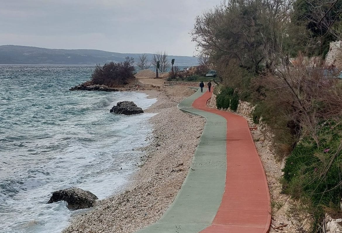 Općina Dugi Rat tvrdi da OVO u Dućama ima građevinsku dozvolu i zove se "pješačko-biciklistička staza"